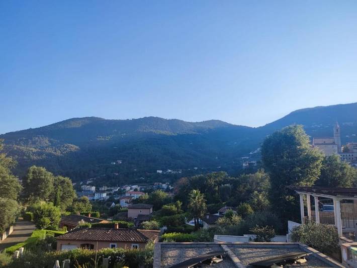 Location de vacances pour 5 personnes, avec jardin ainsi que vue et piscine à Contes - 2