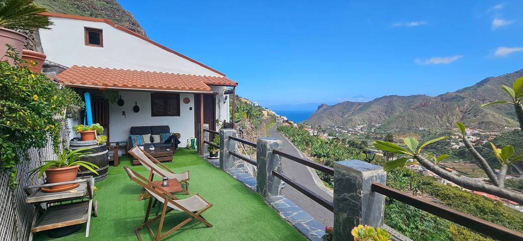 Holiday Home "Tajaraste 2" with Sea & Mountain Views, Private Terraces & Wi-Fi in El Tabaibal, Hermigua