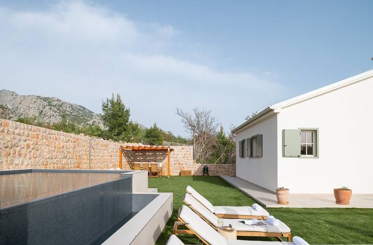 Ferienhaus für 8 Personen, mit Balkon/Terrasse und Garten sowie Pool in Starigrad
