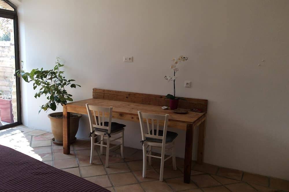 « La Grange » studio charme et tranquillité dans mas, campagne. in Jonquières, Vaucluse