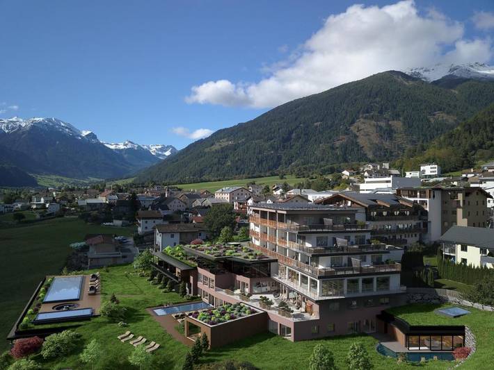 Ferienanlage für 5 Personen, mit Balkon und Whirlpool sowie Terrasse und Garten in Südtirol