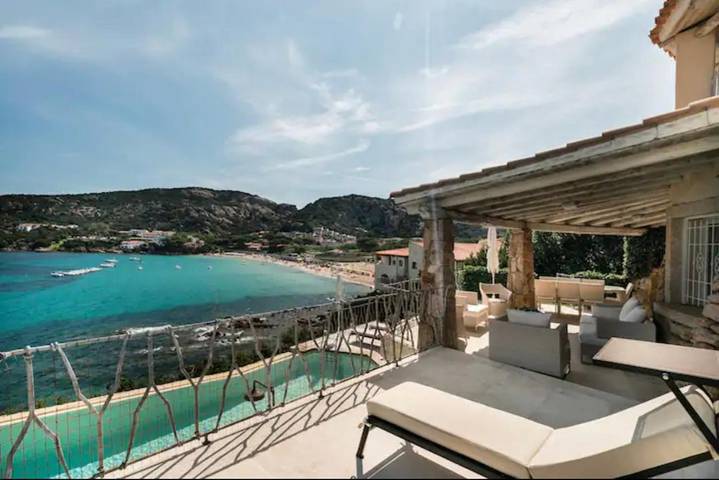 Villa per 10 persone, con Balcone e Idromassaggio nonché Terrazza e Giardino a Baja Sardinia