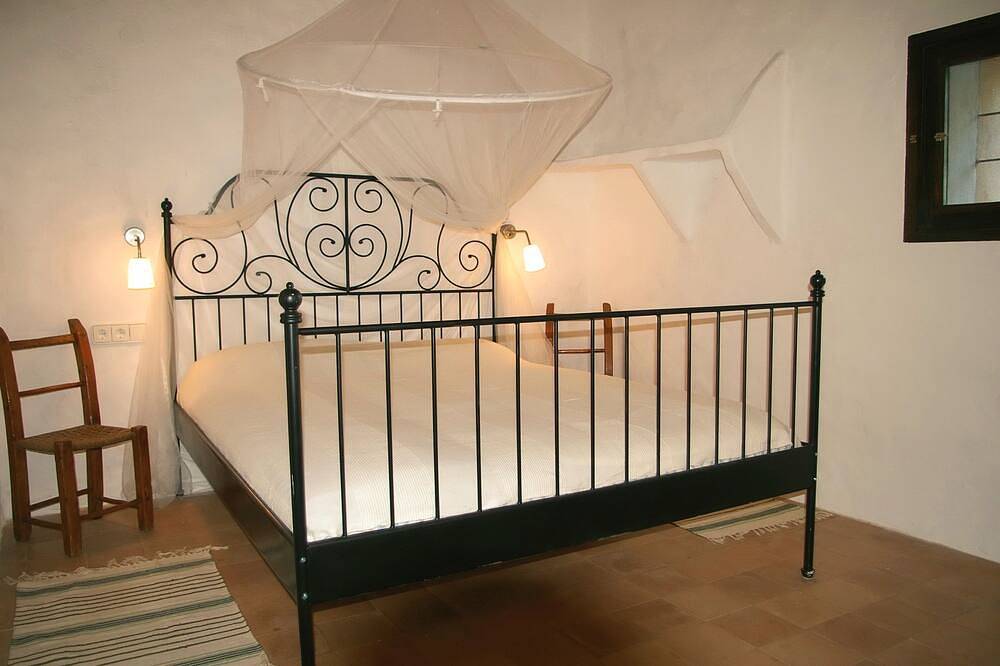 Beautiful old house with large garden, 2/8 people, traditional country house in Formentera, Balearic Islands
