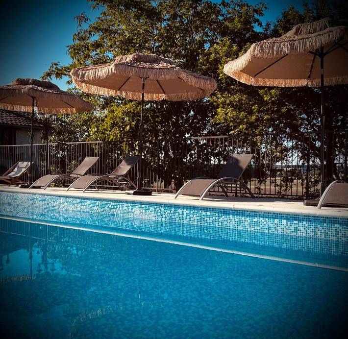 Location de vacances pour 5 personnes, avec Balcon et Terrasse ainsi que Jardin et Piscine à Champagne-et-Fontaine