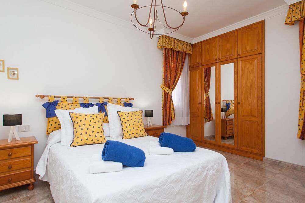 Spacious house with large private pool and patio in Caleta de Fuste, Antigua