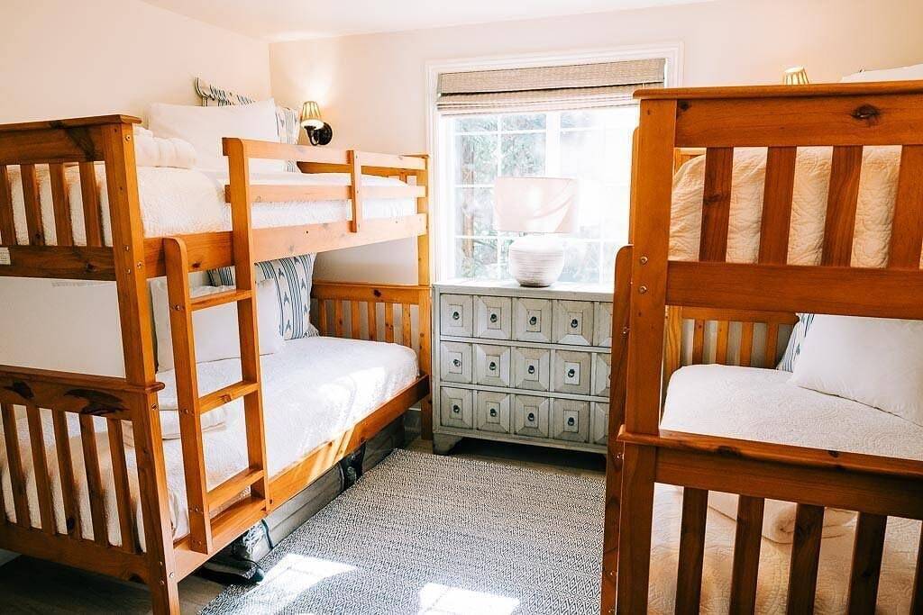 Private beach, boat slip, hot tub, pool table, fenced yard, Bbq, fire pit in Bass Lake