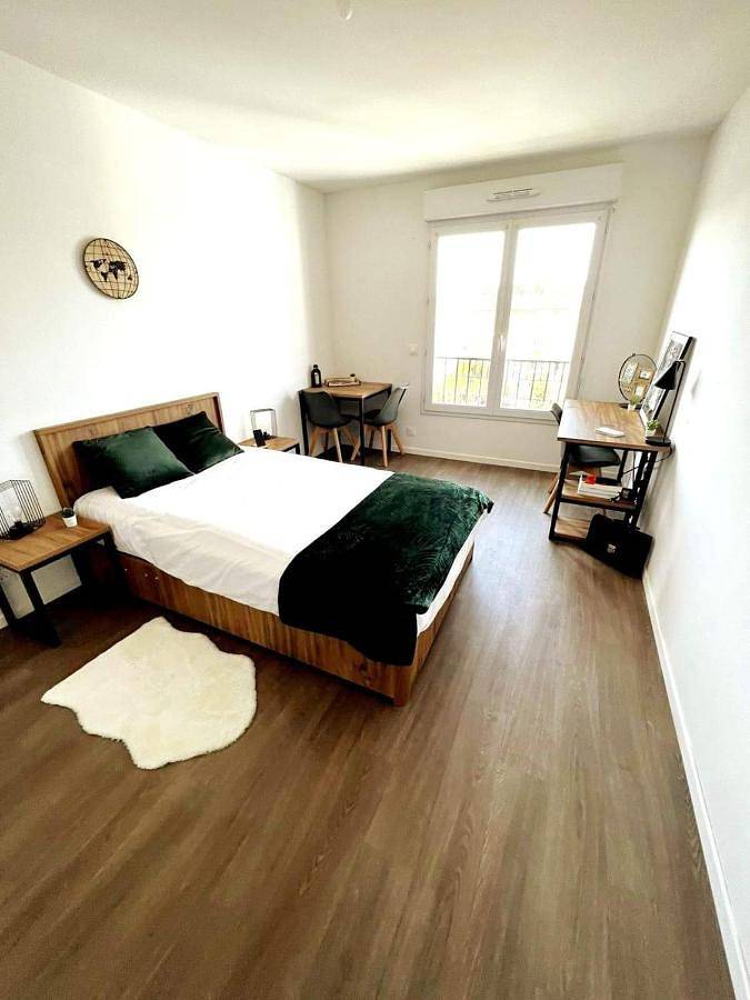 Appartement entier, Studio with Terrace in Gagny, Seine-Saint-Denis
