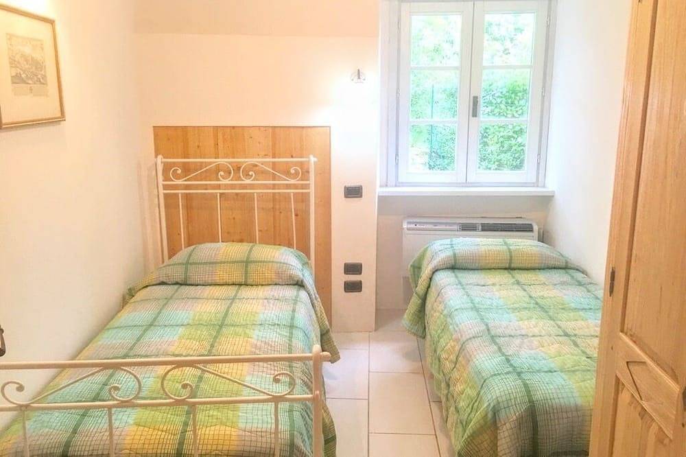 Entire apartment, Spoleto Pool Side-Apt 3/Spoleto centre 0.7 kms/sleeps 4/Wifi+aircon in Spoleto, Perugia Province