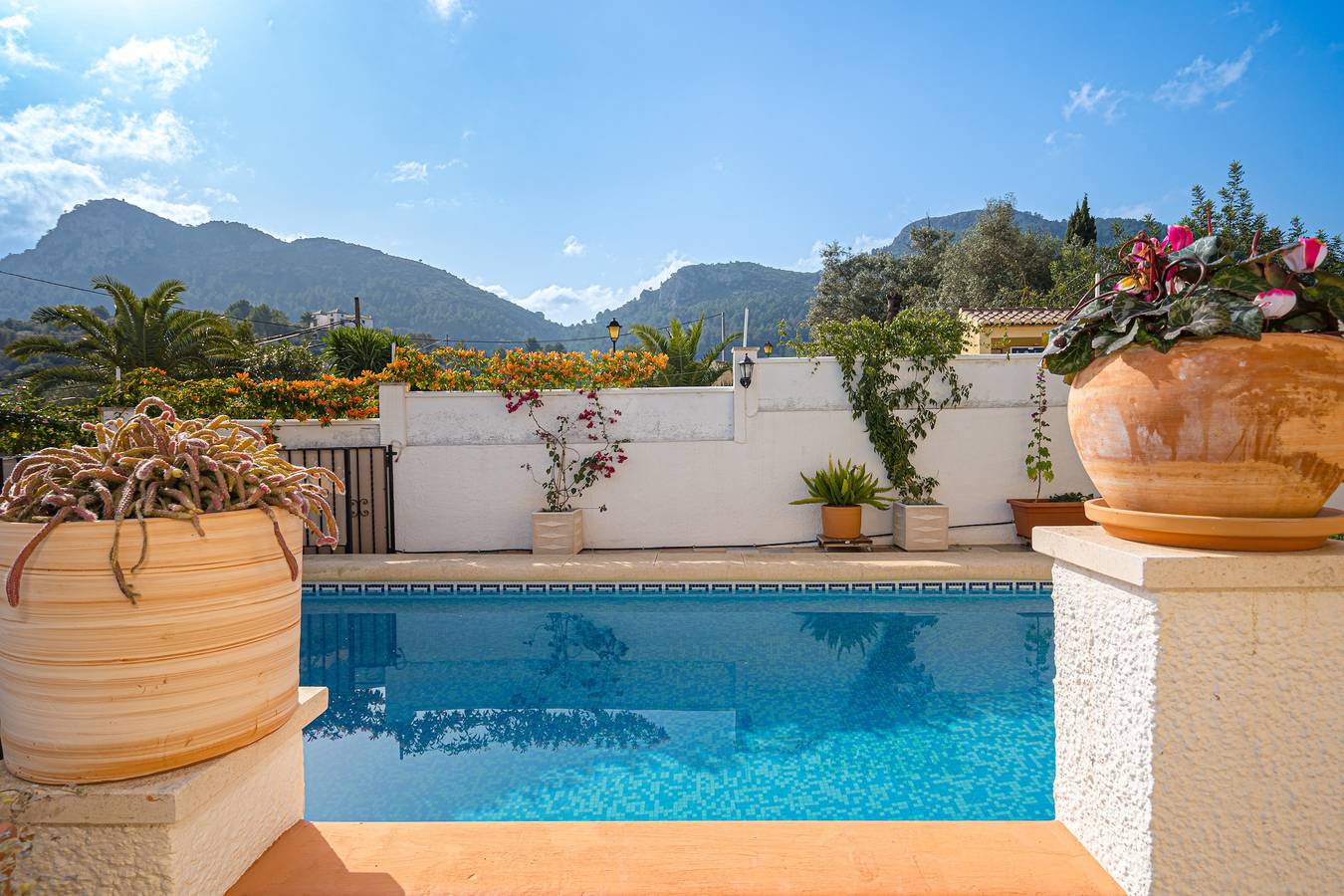 Entire apartment, Apartment "La Mandarina" with Mountain View, Pool, Wi-Fi, A/C & Terrace in Orba, Costa Blanca