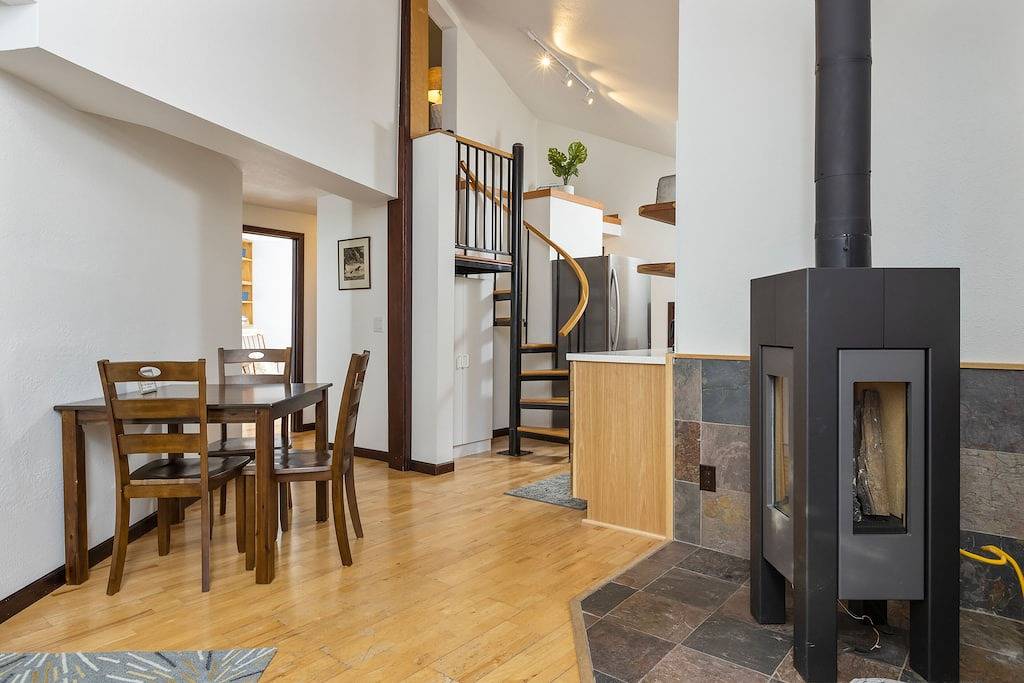 Quiet & contemporary cabin with spacious deck & mountain views - dogs welcome in Girdwood, Anchorage