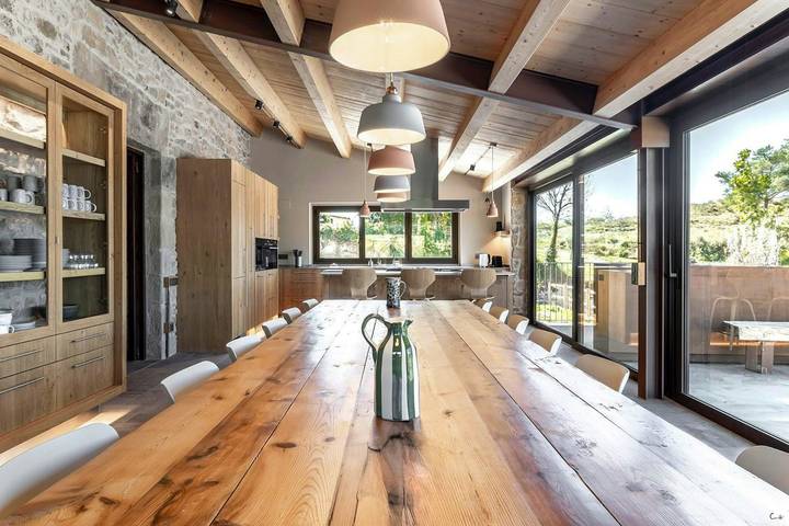 Vous découvrirez une propriété rurale moderne avec piscine et vue in Alpens, Comarques centrales