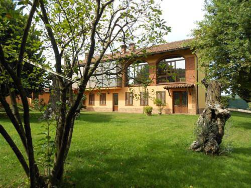 Cascina tra le vecchie vigne con piscina in Canale, Langhe