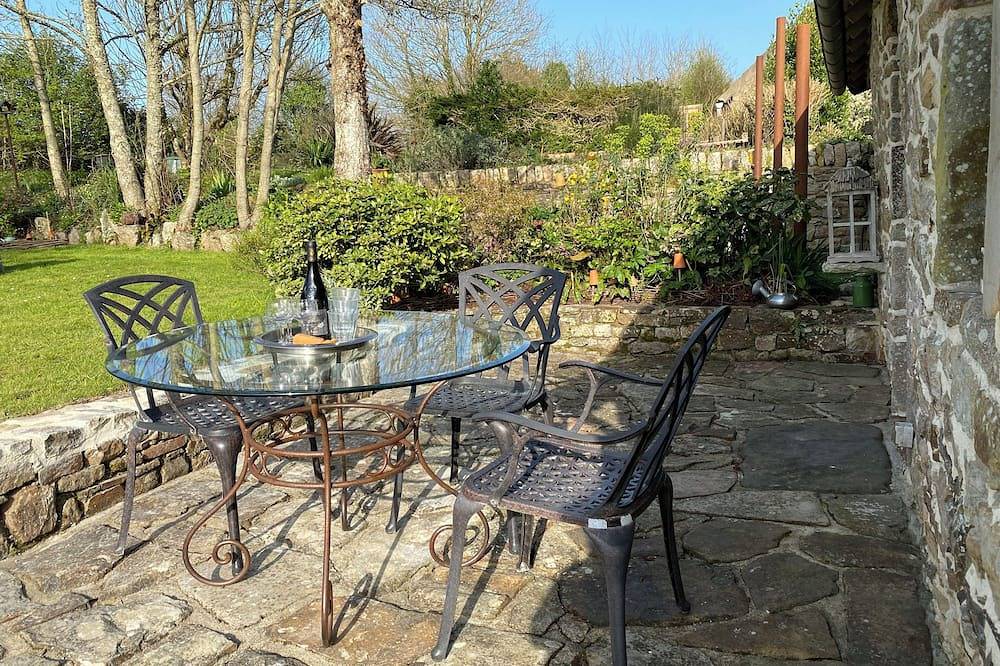 Kleines Landhaus mit Terrasse und Garten, 4 km vom Strand entfernt in Les Moitiers-d'Allonne, Côte de la Déroute