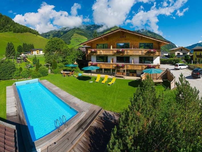 Ferienhaus für 4 Personen, mit Balkon und Garten sowie Pool und Sauna