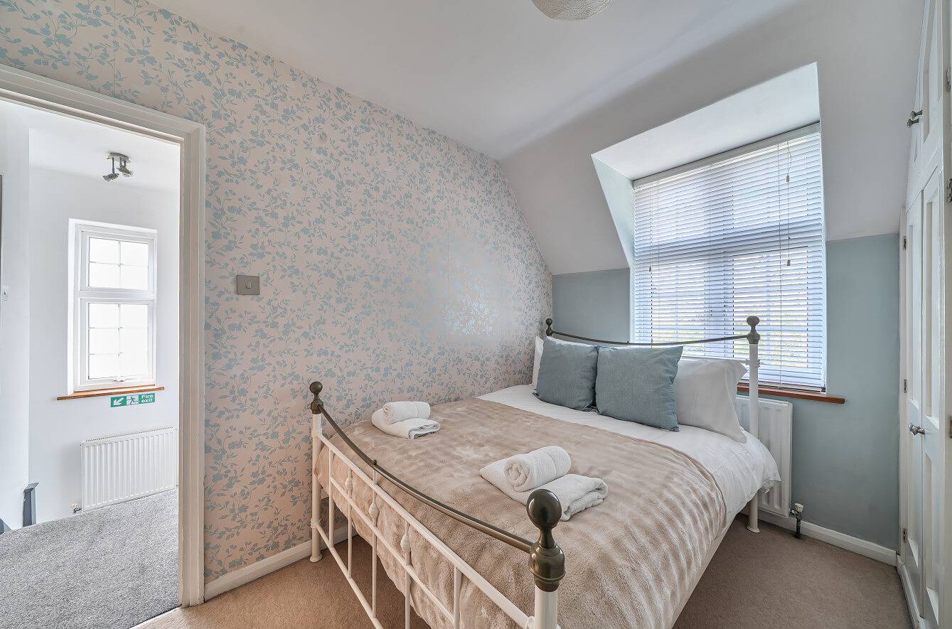 Spacious Surrey Home | Garden | Fast London Links - Pass the Keys in Woking, Surrey