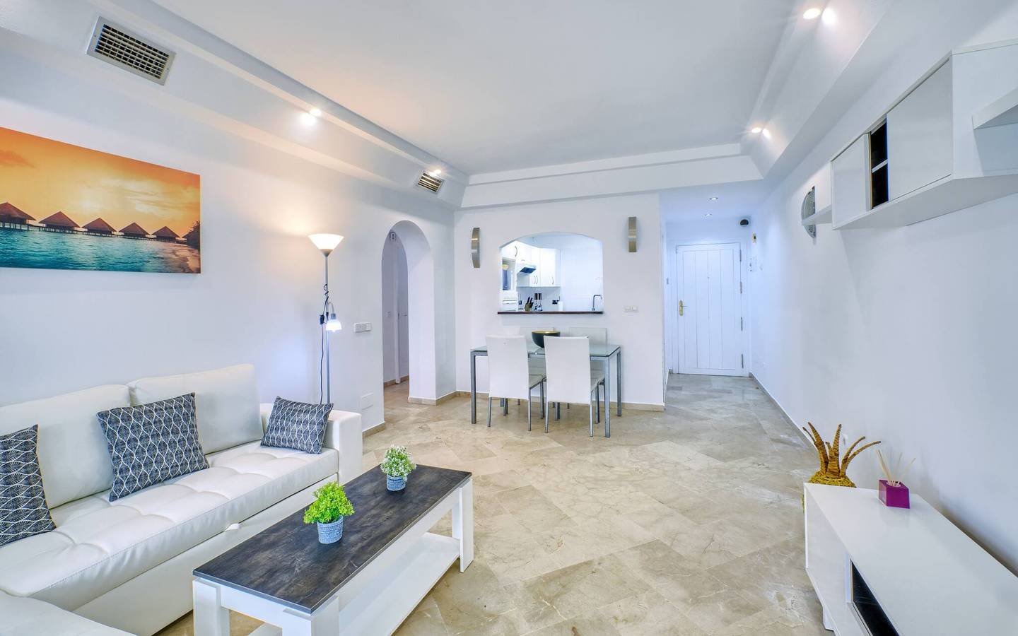 Entire apartment, Cozy Beach Side Apartment With Pool in Saladillo Benamara, Estepona