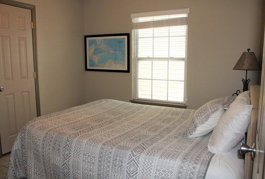 Ganze Wohnung, 3 Br/2 Ba condo, Heart of Town and Near the Beach! Huge Deck and Pet-Friendly! in Port Aransas, Mustang Island