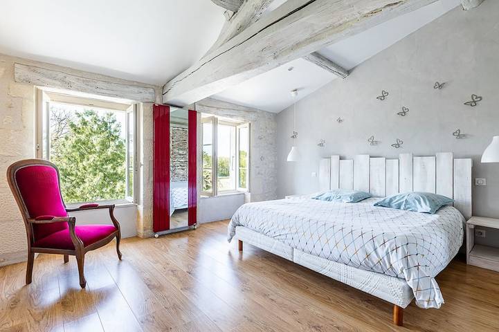 Location de vacances pour 19 personnes, avec jardin à Chermignac - 2