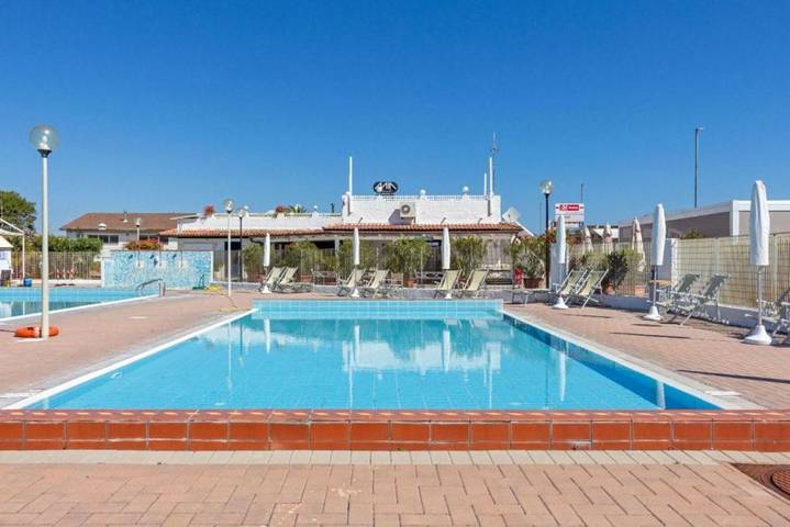 Entire apartment, P090 - Porto Recanati, a wonderful villa in a residential complex with a swimming pool. in Scossicci, Porto Recanati