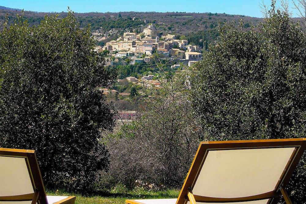 60m² for 2 people, panoramic views, private park and woodland, pets welcome. in Simiane-la-Rotonde, Forcalquier und Umgebung