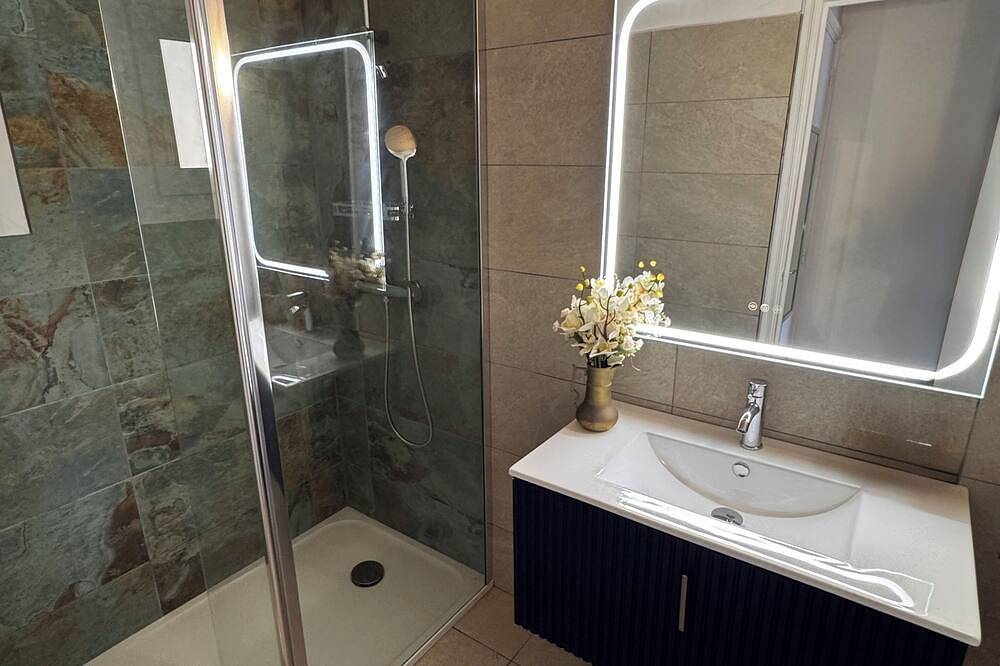 Entire apartment, 4-person apartment with sea view, upstairs or ground floor in Calcatoggio, Ajaccio region