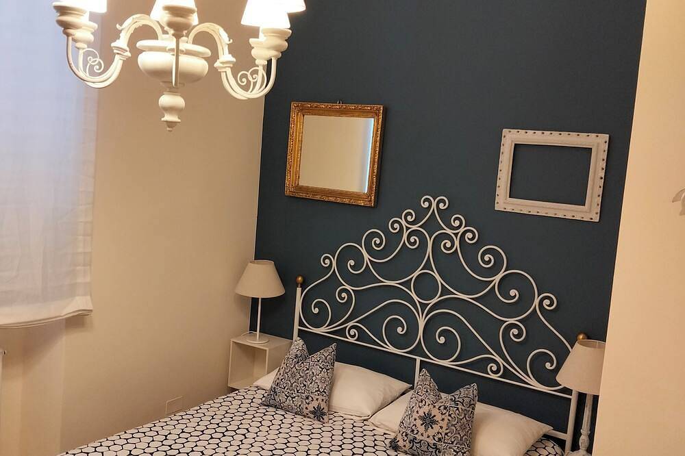 Cozy double room with en-suite bathroom overlooking the canals in Livorno, Etruskische Küste