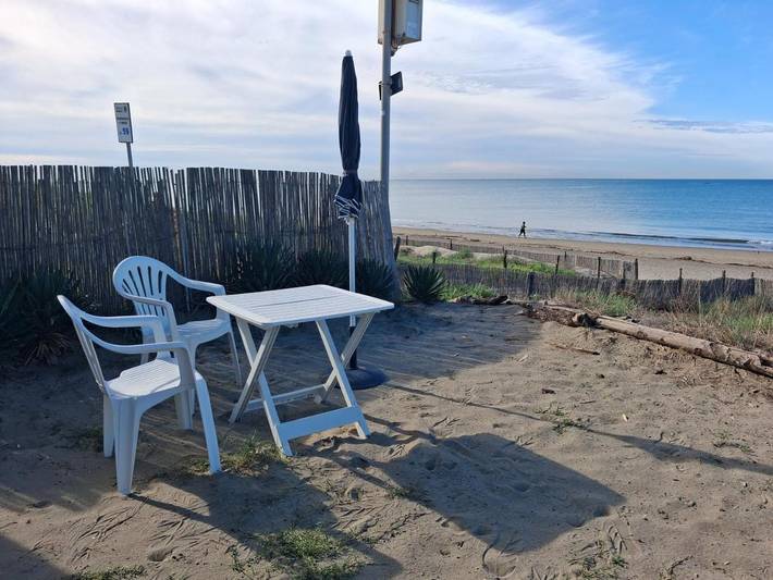 Appartamento per 3 persone, con terrazza e panorama, adatto a famiglie con bambini a Torvaianica