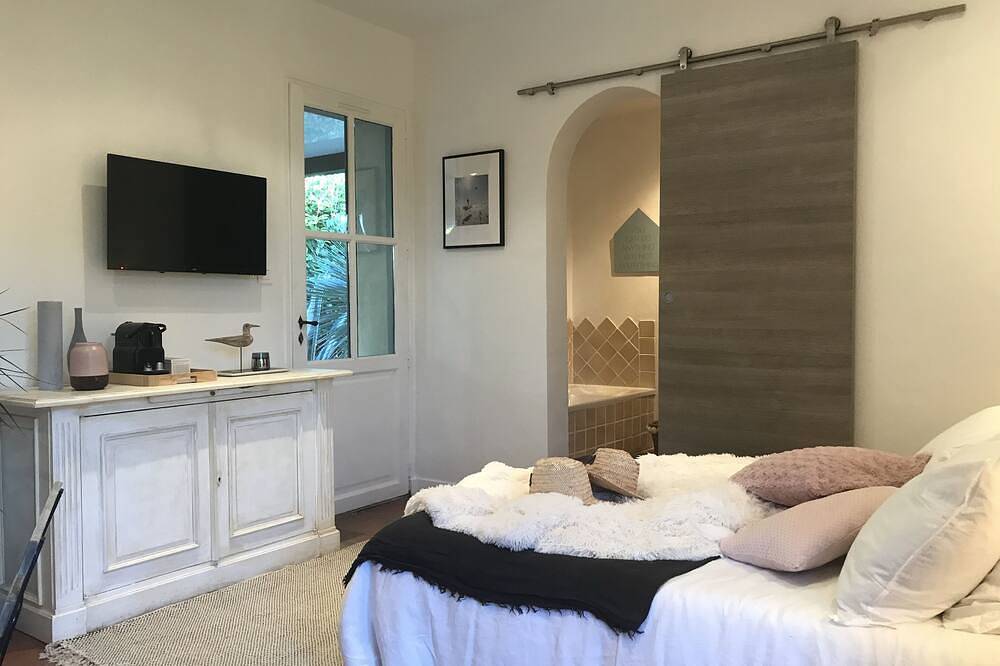 Chambre d'hôtes au Clos  avec cuisine d'été in La Cadière-d'Azur, Côte méditerranéenne (France)