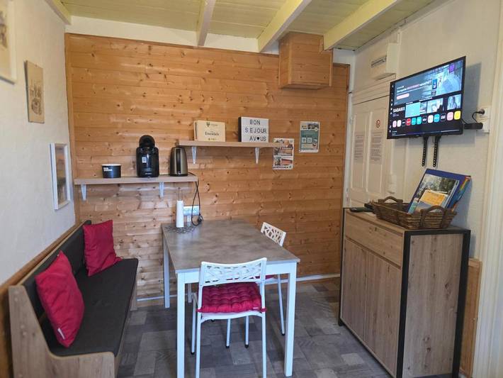 Location de vacances pour 2 personnes, avec terrasse et vue, animaux acceptés à Aydat - 3