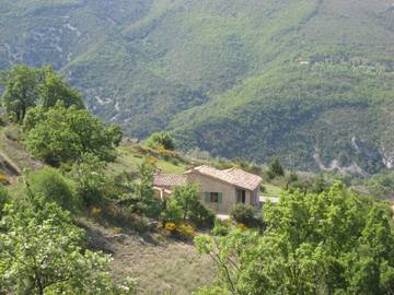 Gîte pour 6 personnes, avec terrasse et jardin à Villeperdrix