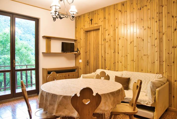 Baita per 4 persone, con panorama e balcone in La Valsàssina