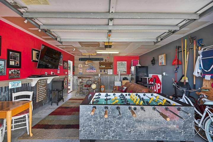 Vacation home for 6 people, with terrace and pool as well as yard in Destin