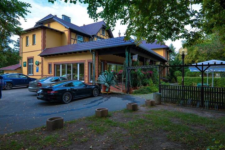 Hotel, mit Terrasse und Garten in Groß Köris