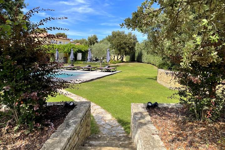 Location de vacances pour 10 personnes, avec jardin et terrasse ainsi que piscine et jacuzzi, adapté aux familles à Lambesc - 3