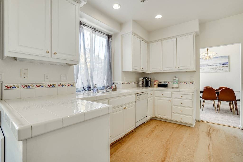 Spacious 4Br 3Ba | King Bed | Private Yard | Sf Bay Area in Hayward (CA), Silicon Valley