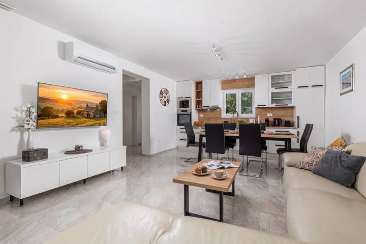 Modern Holiday House Jadranka With Pool in Beach Sveti Fuska, Pinezici