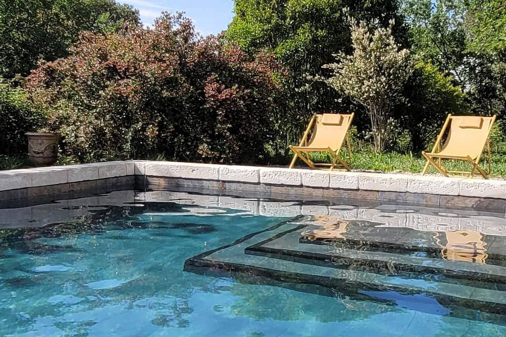 Appartement entier, Au milieu des vignes piscine chauffée clim dans maison vigneronne in Mondragon, Vaucluse