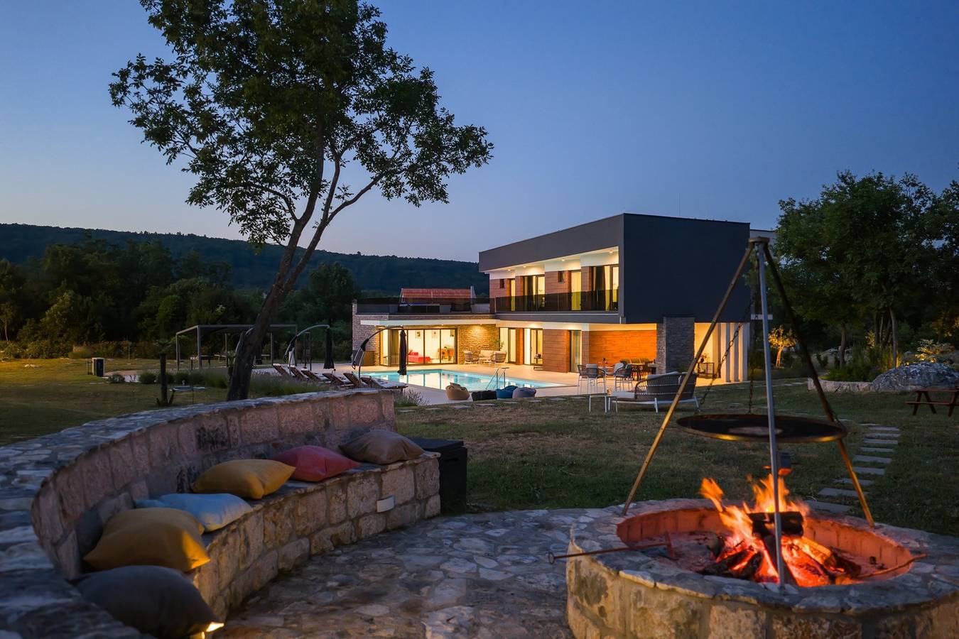 Villa Nella Foresta mit privatem 66 m2 großem beheiztem Pool, Whirlpool, Tennisplatz, Fitnessraum, Billard, 4 Schlafzimmern mit Bad in Sinj, Dalmatinisches Zagora