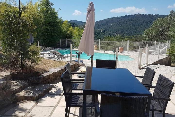 Location de vacances pour 6 personnes, avec vue ainsi que piscine et jardin à Auribeau-sur-Siagne - 3