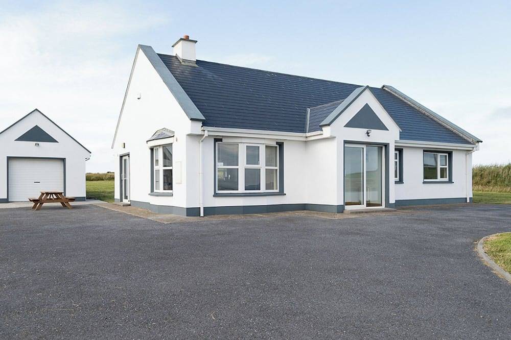 The Neighbours - Loop Head Holiday Homes. A stone throw away from the ocean. in County Clare