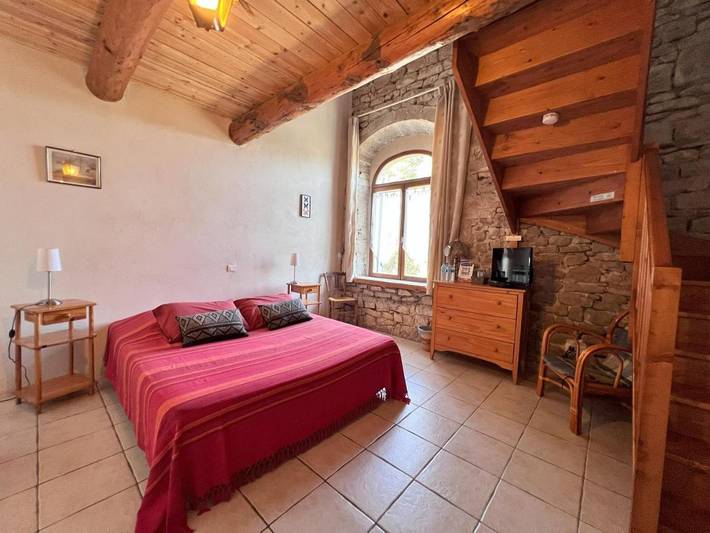 Maison d’hôte pour 4 personnes, avec jardin et vue ainsi que piscine et terrasse, animaux acceptés
