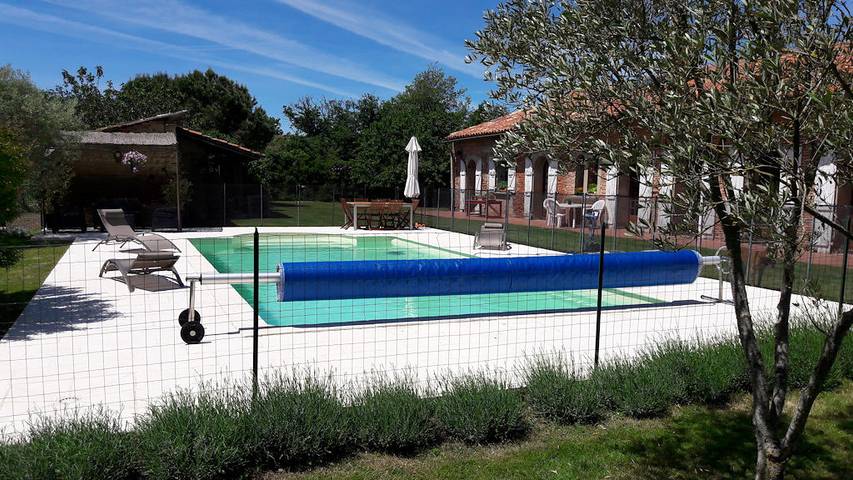 Gîte pour 6 personnes, avec terrasse ainsi que jardin et piscine