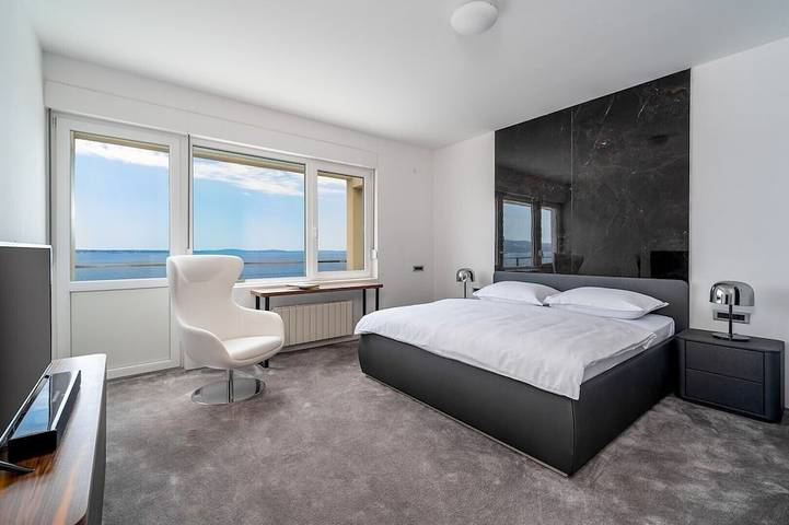 Neu! Villa Aba mit Meerblick,38 m2 großem beheiztem Infinity-Pool, 4 Schlafzimmern, Medienraum, 150 m vom Meer entfernt in Podstrana, Split-Dalmatien
