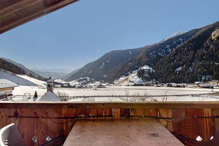 Ganzes Studio, Einzimmerapartment 'Jelerhof Apt Dolomitenblick' mit Bergblick, Gemeinschaftsgarten und Wi-Fi in Villgratner Berge, Gsies