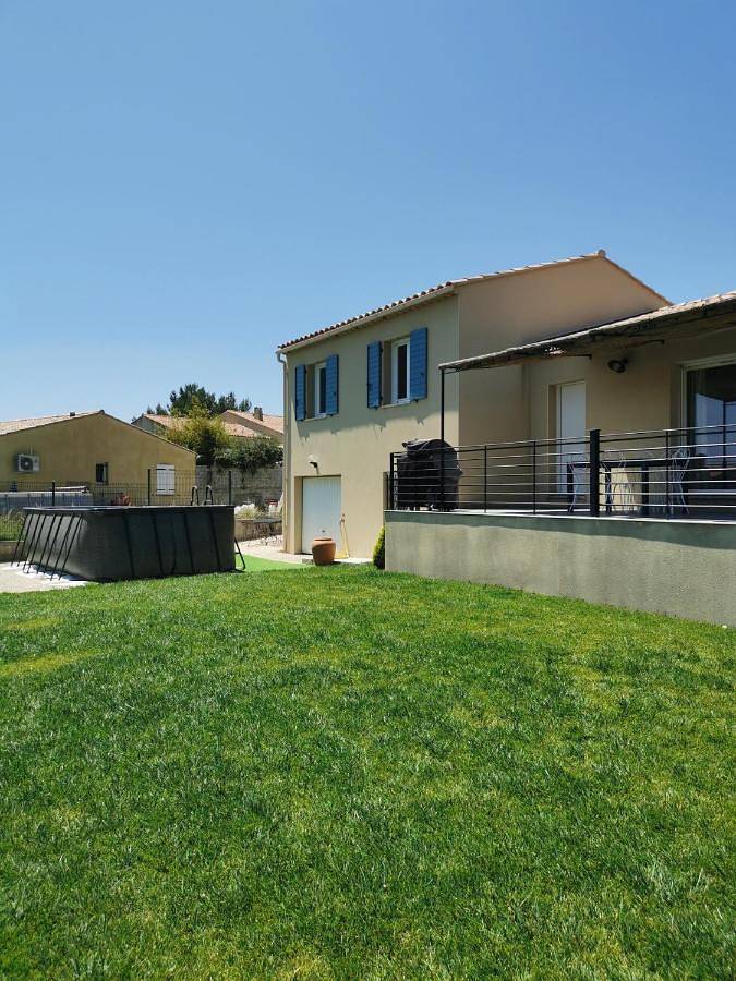 Location de vacances pour 8 personnes, avec vue et bassin pour enfant ainsi que piscine et jardin à Aramon - 3