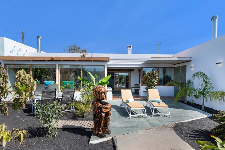Vacation rental for 2 people, with yard and hot tub in Lanzarote