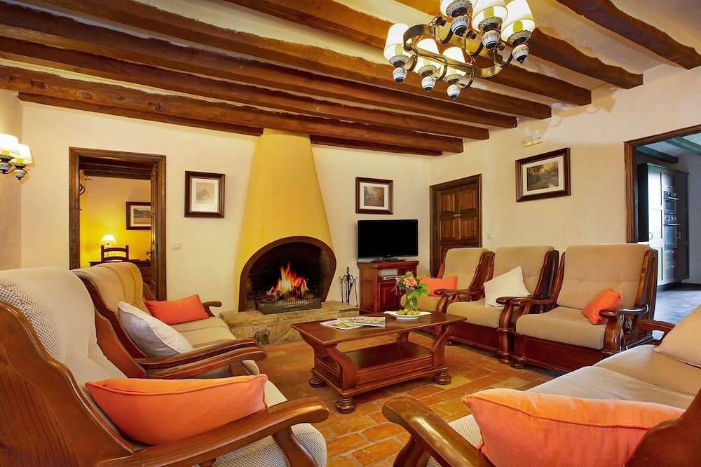 Casa rural de alquiler íntegro con piscina privada para 22 a 100km de Barcelona in Las Llosas, Pirineo Catalan
