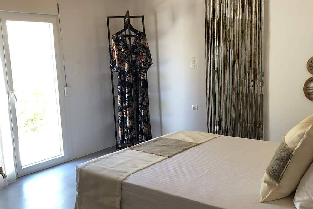 Modern villa with a stunning sea view and a swimming pool in Milos