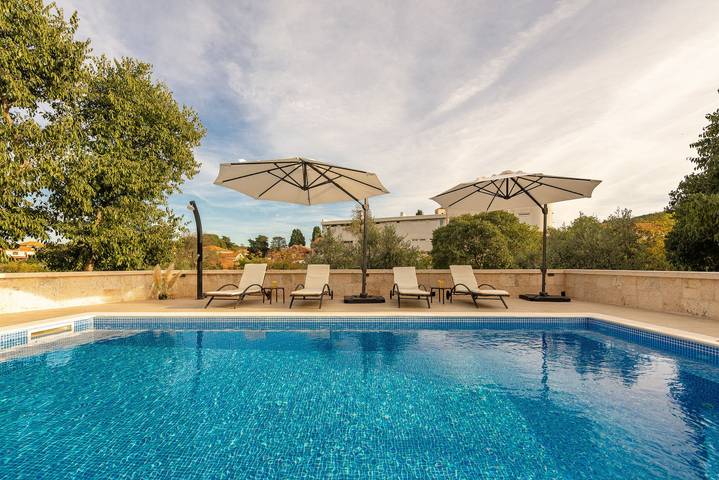 Location de vacances pour 8 personnes, avec terrasse et jardin à Sali - 4