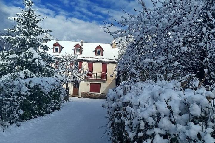 Location de vacances pour 11 personnes, avec balcon et jardin à Montauban-de-Luchon